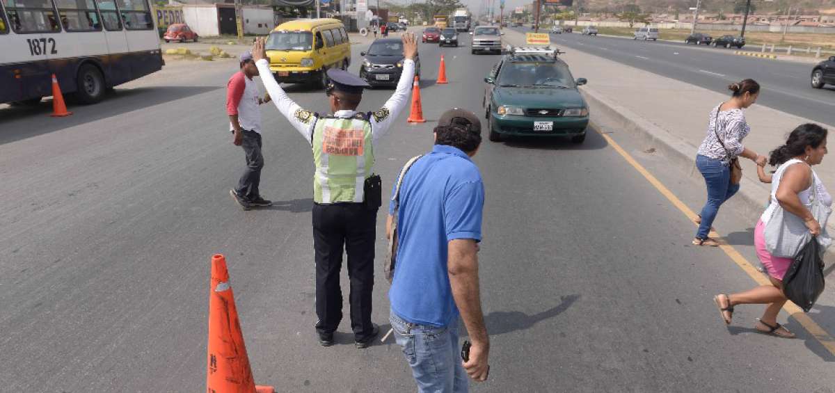 La avenida Le&oacute;n Febres-Cordero tambi&eacute;n recibe el transporte masivo de carros pesados que van al Puerto.