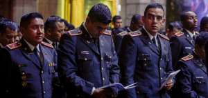 En el acto religioso acudieron amigos y familiares de los militares fallecidos. 