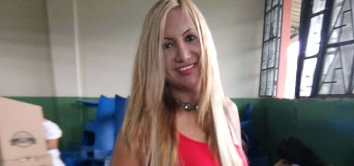 Tanisha Feikers muestra su c&eacute;dula y papeleta de votaci&oacute;n despu&eacute;s de ejercer su derecho al voto en el colegio Amarilis Fuentes (Guayaquil).