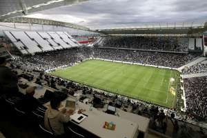 Cuarenta mil espectadores llegaron al nuevo estadio del club Corinthians de Brasil, que empat&oacute; 1-1 con el Botafogo por el campeonato brasile&ntilde;o. Foto: EFE