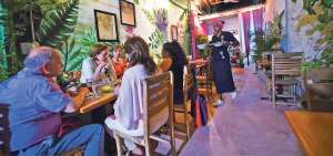 Los turistas viven la experiencia de cenar o almorzar en la c&aacute;rcel ubicada en pleno centro hist&oacute;rico de Cartagena.