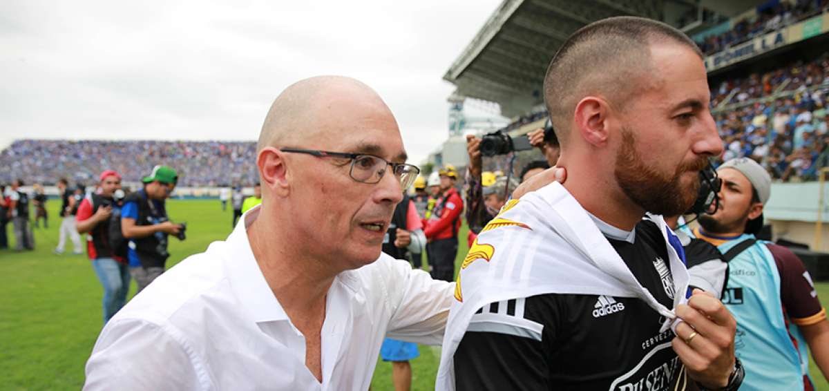 El director t&eacute;cnico de Emelec, Alfredo Arias (i), durante los festejos por el campeonato, el domingo pasado, en el gramado del estadio Jocay de Manta.