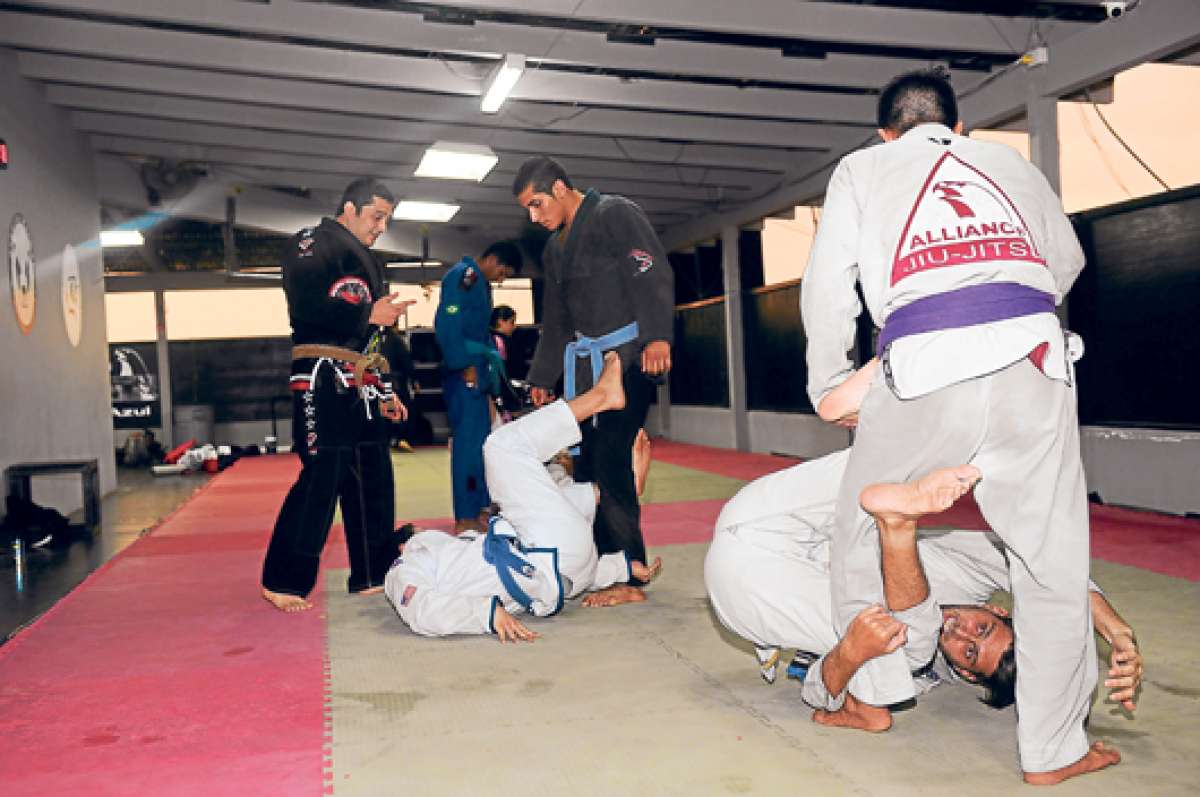 Fawel Abramowicz (izq.) es el profesor de la academia Alliance, que se ubica en la ciudadela Puerto Azul, en v&iacute;a a la Costa. Foto: Carina Acosta |  El Tel&eacute;grafo