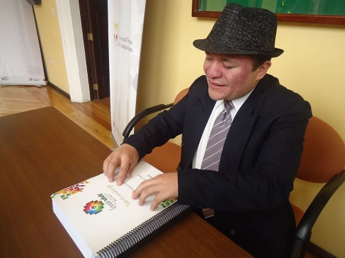 No videntes recibieron el Plan Nacional del Buen Vivir en braille