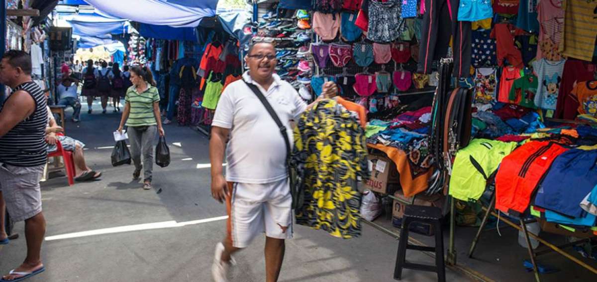 En la calle Alajuela, de Portoviejo, est&aacute;n asentados desde mayo pasado los comerciantes minoristas. La v&iacute;a es peatonal.