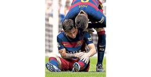 El defensa Gerard Piqu&eacute; consuela a Lionel Messi despu&eacute;s de que se lesion&oacute; el ligamento colateral interno de la rodilla izquierda. AFP