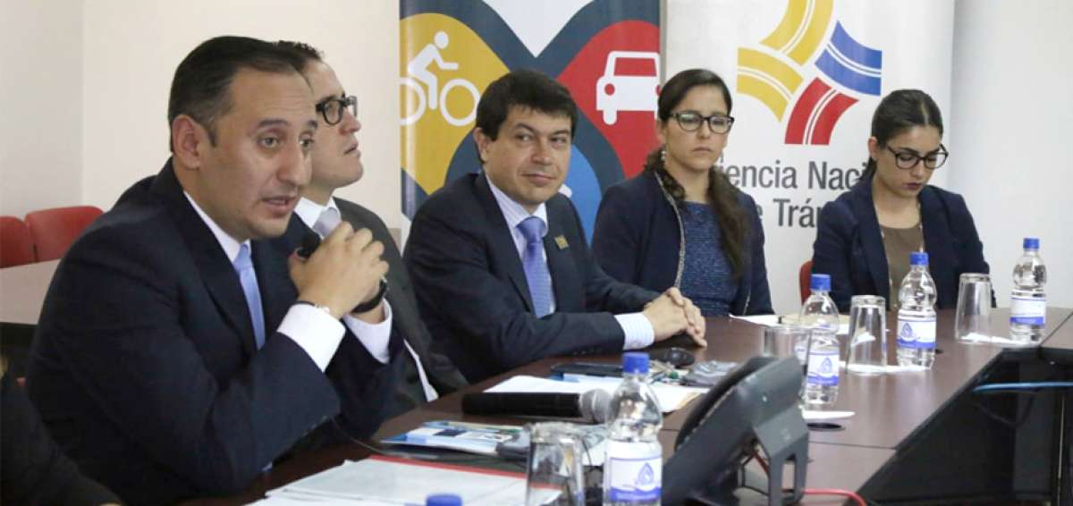 El ministro de Transporte y Obras P&uacute;blicas (izq.), el director de la Agencia Nacional de Tr&aacute;nsito y el experto argentino en movilidad Juan E. Rodr&iacute;guez.