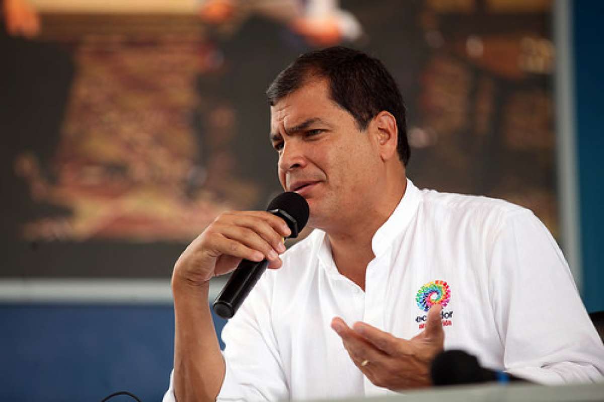  El presidente de la Rep&uacute;blica, Rafael Correa, durante su informe semanal No. 374, realizado en el estadio de la liga parroquial La Merced. Foto: Cortes&iacute;a Presidencia 