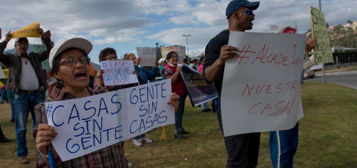 Afectados de Ciudad Bicentenario efectuaron plant&oacute;n en El Condado, norte de Quito