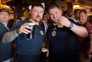 Aficionados celebran la participaci&oacute;n de la selecci&oacute;n de Escocia en el Mundial de la FIFA 2026 en Boston (Estados Unidos)
