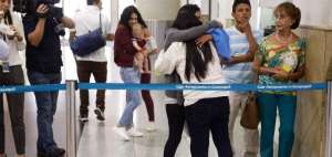 Compatriotas se reencuentran con sus familiares en el aeropuerto de Guayaquil tras su deportaci&oacute;n.  