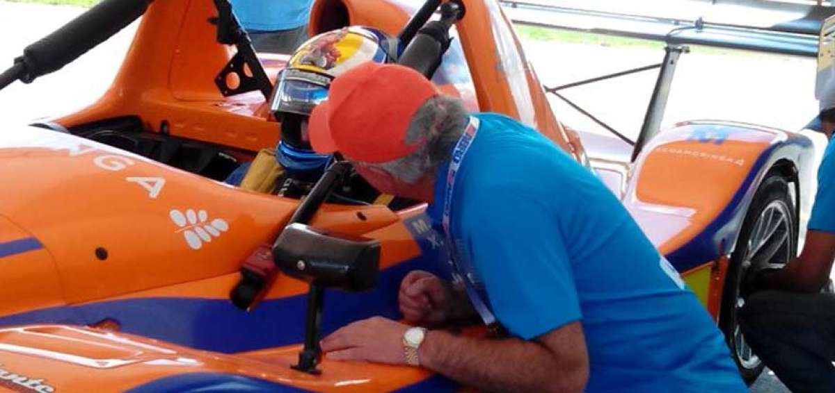 Javier Villag&oacute;mez (d), director del Abro Racing Team, habla con su hijo Xavier poco antes de la partida en el Aut&oacute;dromo de Tocancip&aacute;. 