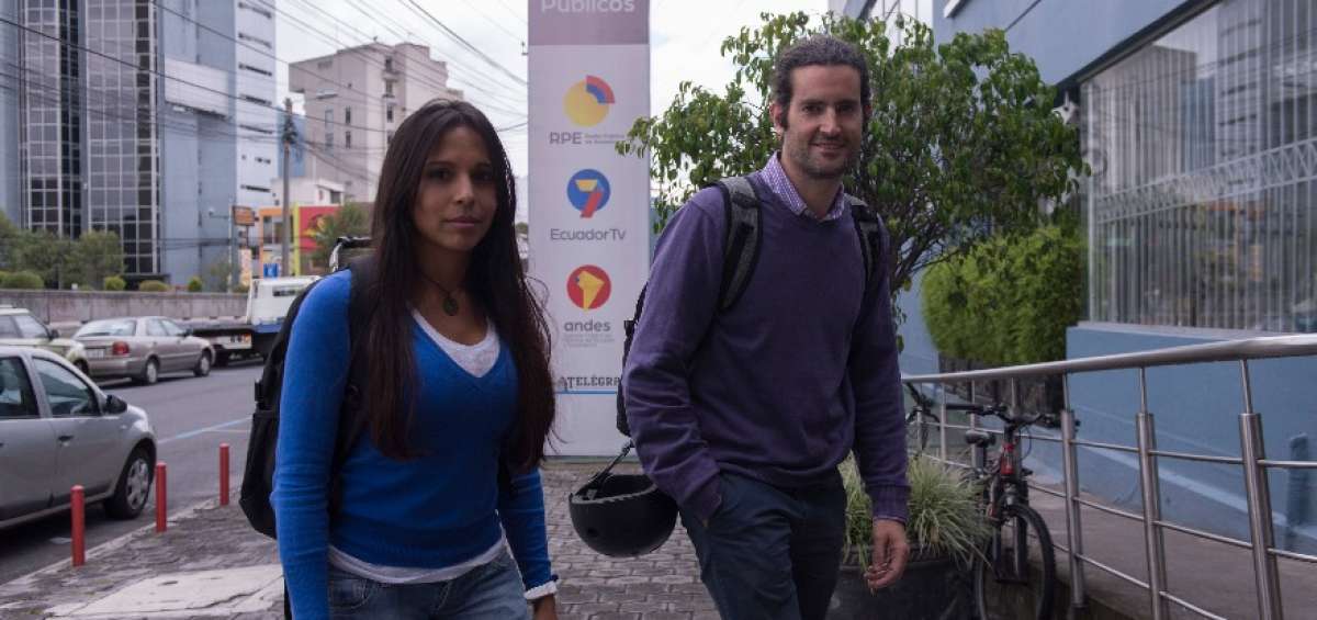 Los autores de la obra, Rebeca S&aacute;nchez y Fernando Casado, acudieron al edificio de los medios p&uacute;blicos, en Quito.