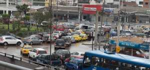 Intenso tr&aacute;fico vehicular se vivi&oacute; este viernes en Quito