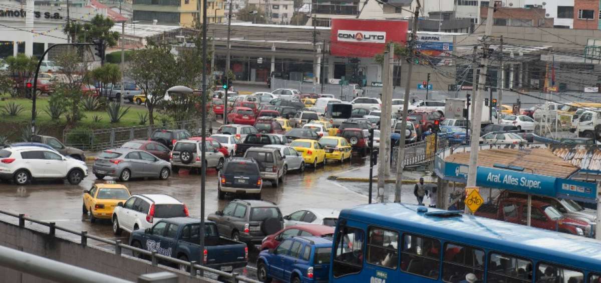 Intenso tr&aacute;fico vehicular se vivi&oacute; este viernes en Quito