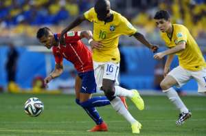 Ramires (d.) juega en el mediocampo brasile&ntilde;o. Foto: AFP