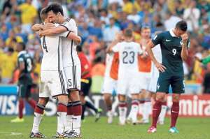 Benedikt H&ouml;wedes y Mats Hummels se abrazan tras la clasificaci&oacute;n. El franc&eacute;s Olivier Giroud lamenta el resultado. Foto: AFP.