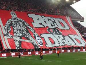 Hinchas del Standard muestran bandera con un jugador decapitado (Video)