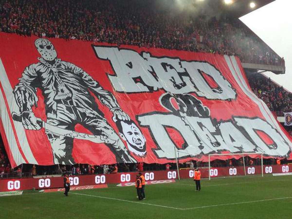 Hinchas del Standard muestran bandera con un jugador decapitado (Video)