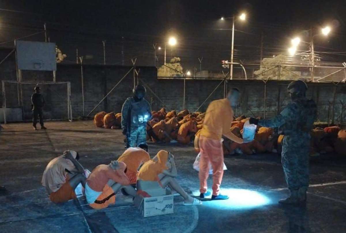 Bloque de Seguridad decomisa droga, armas blancas y celulares en operativos carcelarios en Cotopaxi y Los Ríos