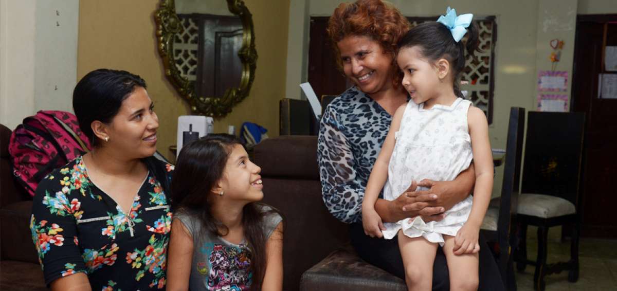 Patricia Ch&aacute;vez (d), junto con una de sus hijas (i), y 2 nietas, en la vivienda donde residen. Ella dice que, como en toda familia, suele tener desacuerdos con ellas, pero son &ldquo;situaciones superables&rdquo; y siguen juntas, apoy&aacute;ndose en &ldquo;las buenas y en las malas&rdquo;.
