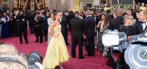 Alicia Vikander brill&oacute; con un vestido amarillo.