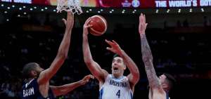 Scola (4) disputa el bal&oacute;n ante los franceses.
