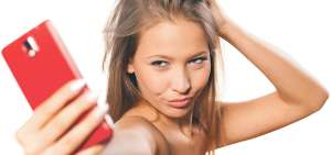 Tomarse fotograf&iacute;as sin ropa o parcialmente desnudo y subirlas a las redes sociales o enviarlas a terceros podr&iacute;an caer en manos de otras personas y darles un uso indebido. 