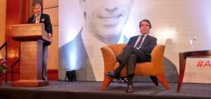 El banquero ecuatoriano, Guillermo Lasso, fue el encargado de presentar la conferencia de Jos&eacute; Mar&iacute;a Aznar en Guayaquil. 