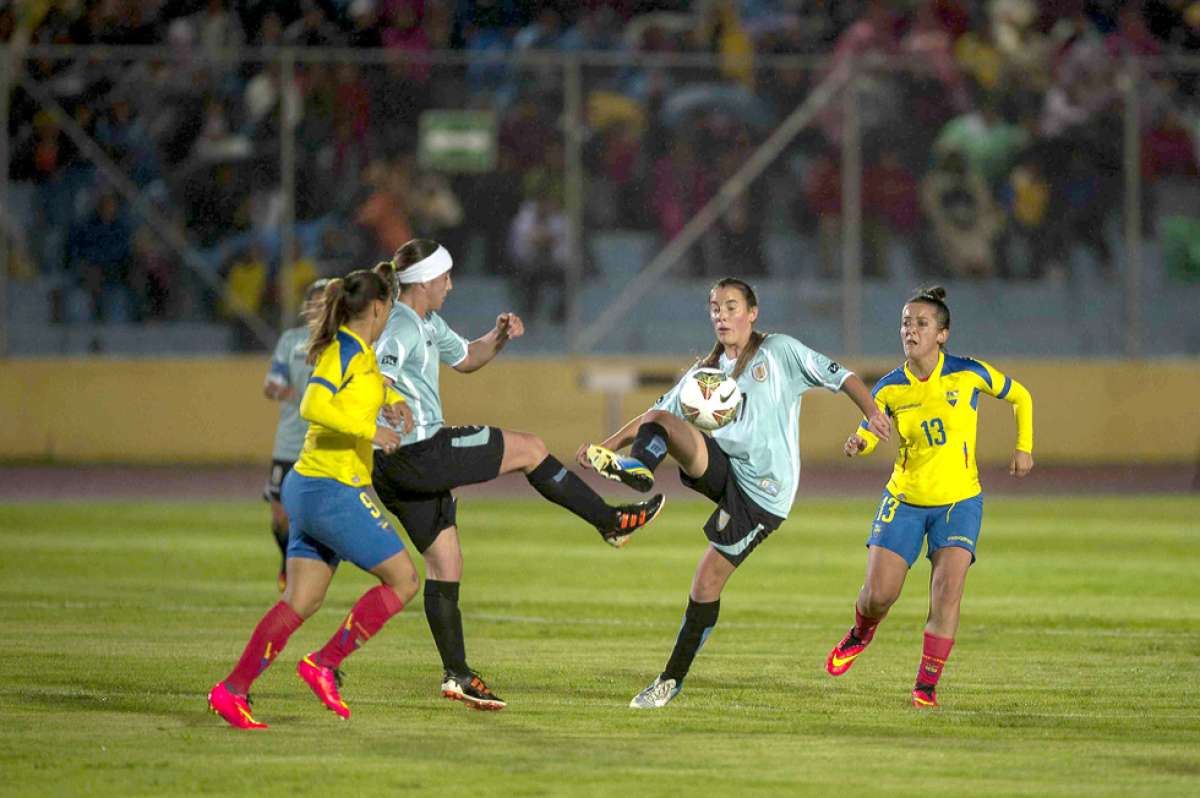 Giannina Lattanzio (izq.) y Mar&iacute;a Isabel V&aacute;sconez (der.) observan a la uruguaya Sabrina Soravilla. Foto: John Guevara / El Tel&eacute;grafo