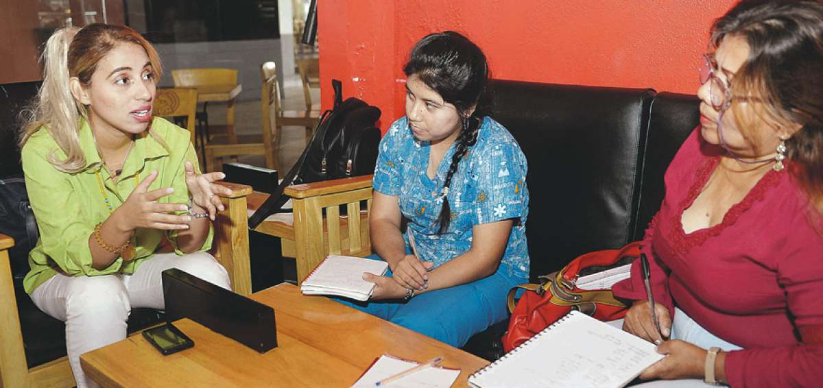 Ingerborth Constantine Castro (i) da clases de kichwa a Paola Gallegos (c) y a Azucena Calder&oacute;n, docente (d).