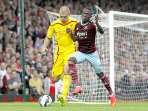 El delantero ecuatoriano &Eacute;nner Valencia (d)pelea el bal&oacute;n con Martin Skrtel (i)durante el partido entre West Ham y Liverpool la ma&ntilde;ana de ayer. Foto: AFP