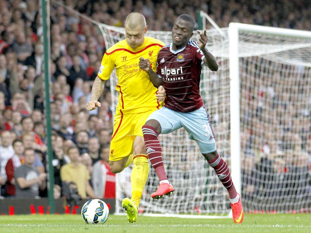 El delantero ecuatoriano &Eacute;nner Valencia (d)pelea el bal&oacute;n con Martin Skrtel (i)durante el partido entre West Ham y Liverpool la ma&ntilde;ana de ayer. Foto: AFP