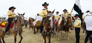 El hombre del campo muestra sus habilidades como jinete.