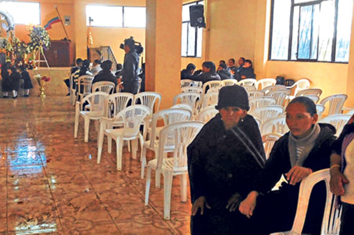 Compa&ntilde;eros, profesores, vecinos y amigos de la familia acudieron a la capilla ardiente que se adecu&oacute; en la casa comunal de la comunidad Huayrapata. Foto: Jos&eacute; Miguel Castillo/El Tel&eacute;grafo