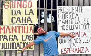 Los extrabajdores protestaron en los exteriores de las oficinas de diario Hoy en Guayaquil. Exigen que Jaime Mantilla les cancele sus liquidaciones. Foto: William Orellana / El Tel&eacute;grafo.