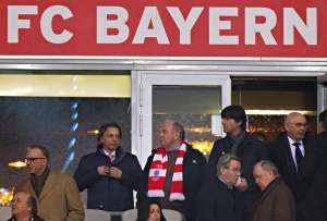 UEFA investiga a Bayern por pancarta pol&iacute;tica y otra hom&oacute;foba