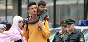 Una familia de refugiados espera un autob&uacute;s despu&eacute;s de su llegada a la estaci&oacute;n principal de trenes de M&uacute;nich, en el sur de Alemania. Foto: AFP 