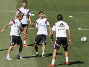 Sami Khedira (de espaldas) ha jugado pocos minutos en este inicio de temporada  debido a su lesi&oacute;n. Foto: Archivo