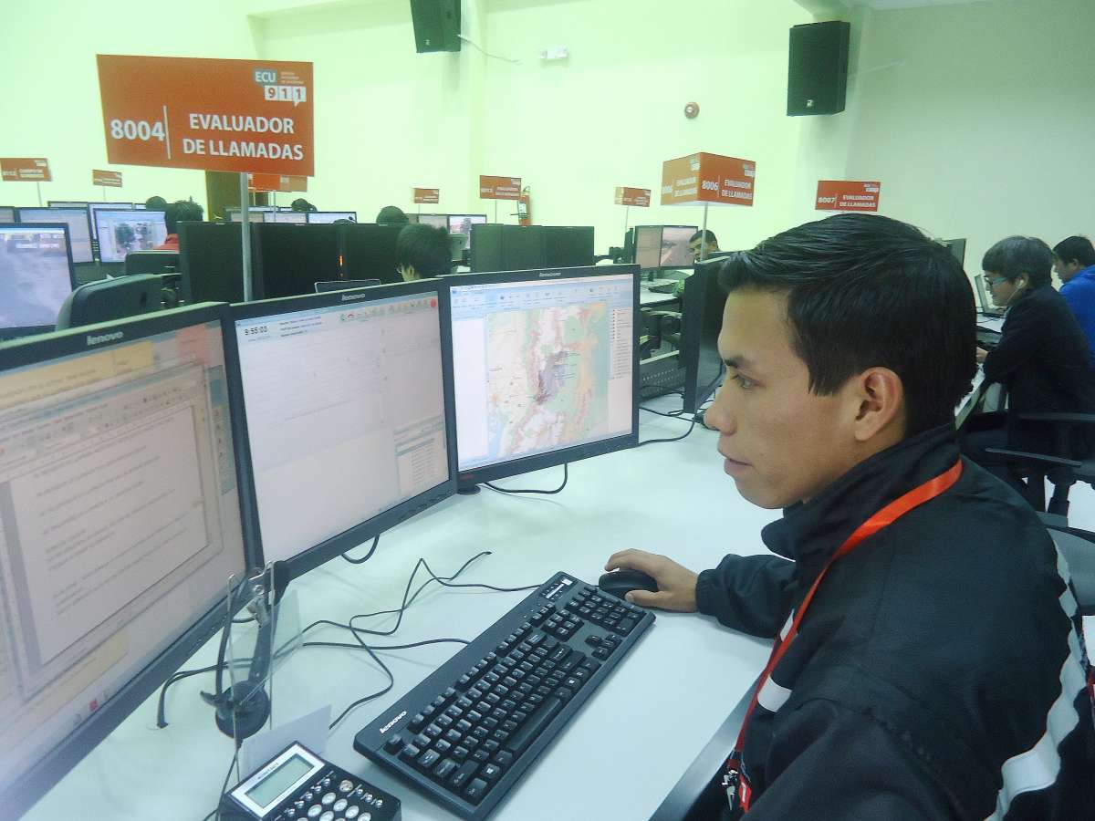 Wilmer Gus&ntilde;ay empieza a trabajar a las 06:00, por turnos, con tres compa&ntilde;eros m&aacute;s que tambi&eacute;n hablan y entienden la lengua quichua porque ellos tambi&eacute;n son ind&iacute;genas. Fotos: Elizabet Maggi para El Tel&eacute;grafo