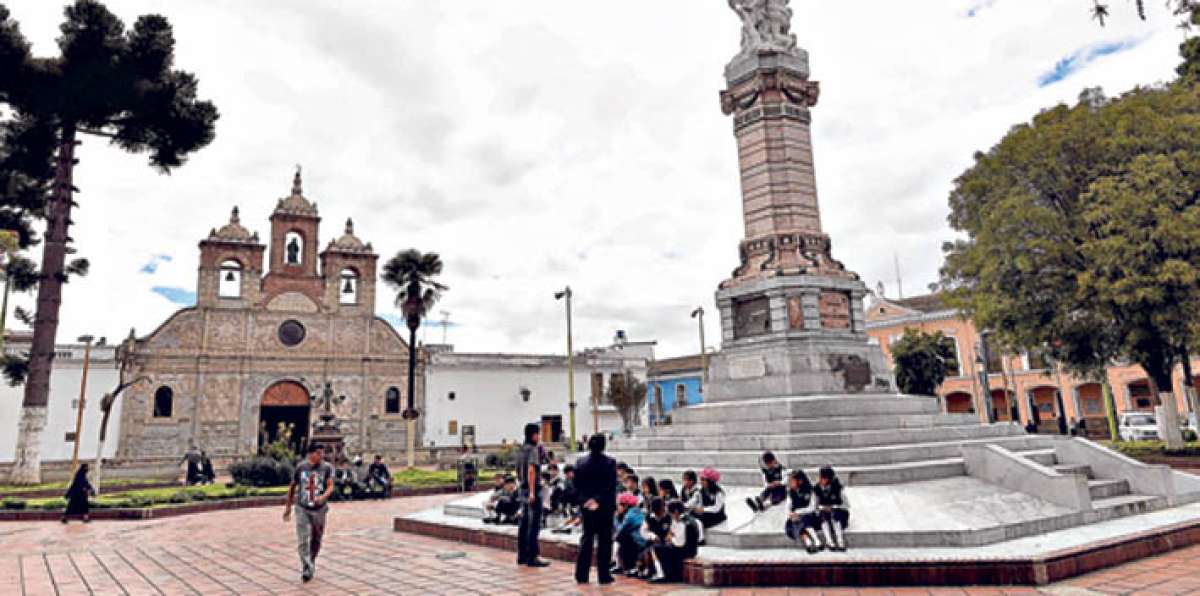Uno de los principales escenarios del civismo riobambe&ntilde;o es el parque Pedro Vicente Maldonado. Foto: Roberto Ch&aacute;vez / El Tel&eacute;grafo