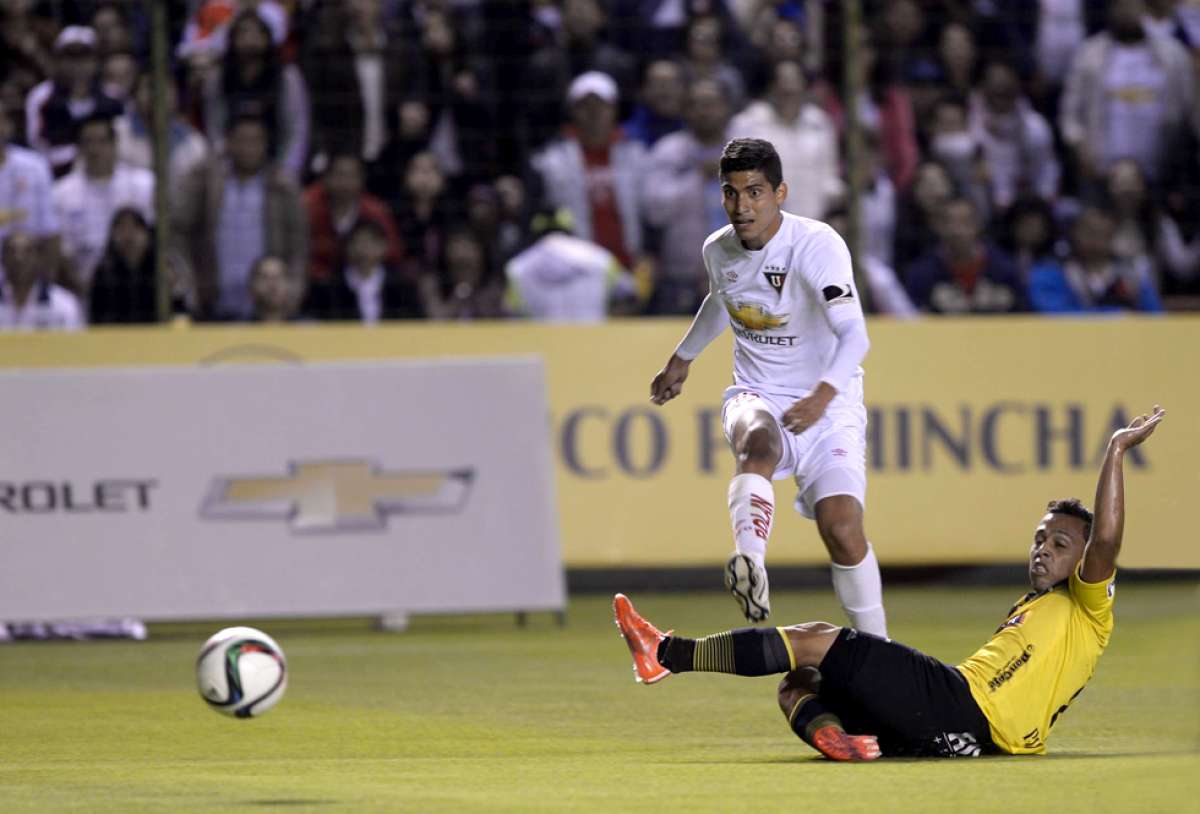 Jos&eacute; F. Cevallos en el momento de convertir el primer gol del partido;&Eacute;dison Vega desde el piso intenta bloquear el remate, pero no logr&oacute; hacerlo. Foto: &Aacute;lvaro P&eacute;rez / El Tel&eacute;grafo