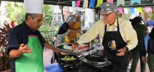 V&iacute;ctor Due&ntilde;as (delantal verde) elabor&oacute; una tortilla espa&ntilde;ola con ayuda de Eduardo Romero.