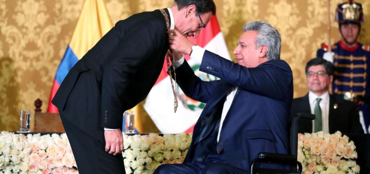  El presidente ecuatoriano, Len&iacute;n Moreno (d), entrega el reconocimiento de la Orden Nacional al M&eacute;rito en grado de gran collar al presidente de Per&uacute;, Mart&iacute;n Vizcarra (i).