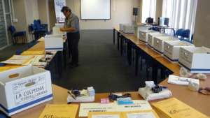 Estos son los kits electorales que se reparten desde ayer en las parroquias Ximena y Febres Cordero. Foto: Cortes&iacute;a CPCCS