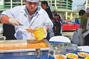 Los platos de encebollado pueden ir acompa&ntilde;ados de patacones, chifles, pan y ma&iacute;z tostado. Foto: Rodolfo P&aacute;rraga / El Tel&eacute;grafo
