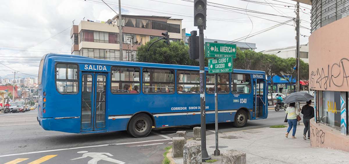 Contralor&iacute;a halla errores en pago a buses y cupos de taxis en Quito