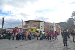 Los pobladores de Tufi&ntilde;o salieron a las calles por el temor que origin&oacute; el temblor.