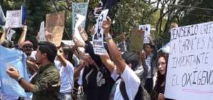 Ambientalistas guayaquile&ntilde;os piden cuidar la Amazon&iacute;a frente al consulado de Brasil