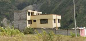 En esta vivienda habitaban las dos menores asesinadas junto a sus padres. 